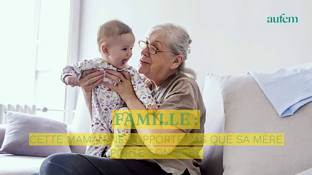 Maman d’un bébé de 4 mois, elle distribue des sacs cadeaux aux passagers de son avion