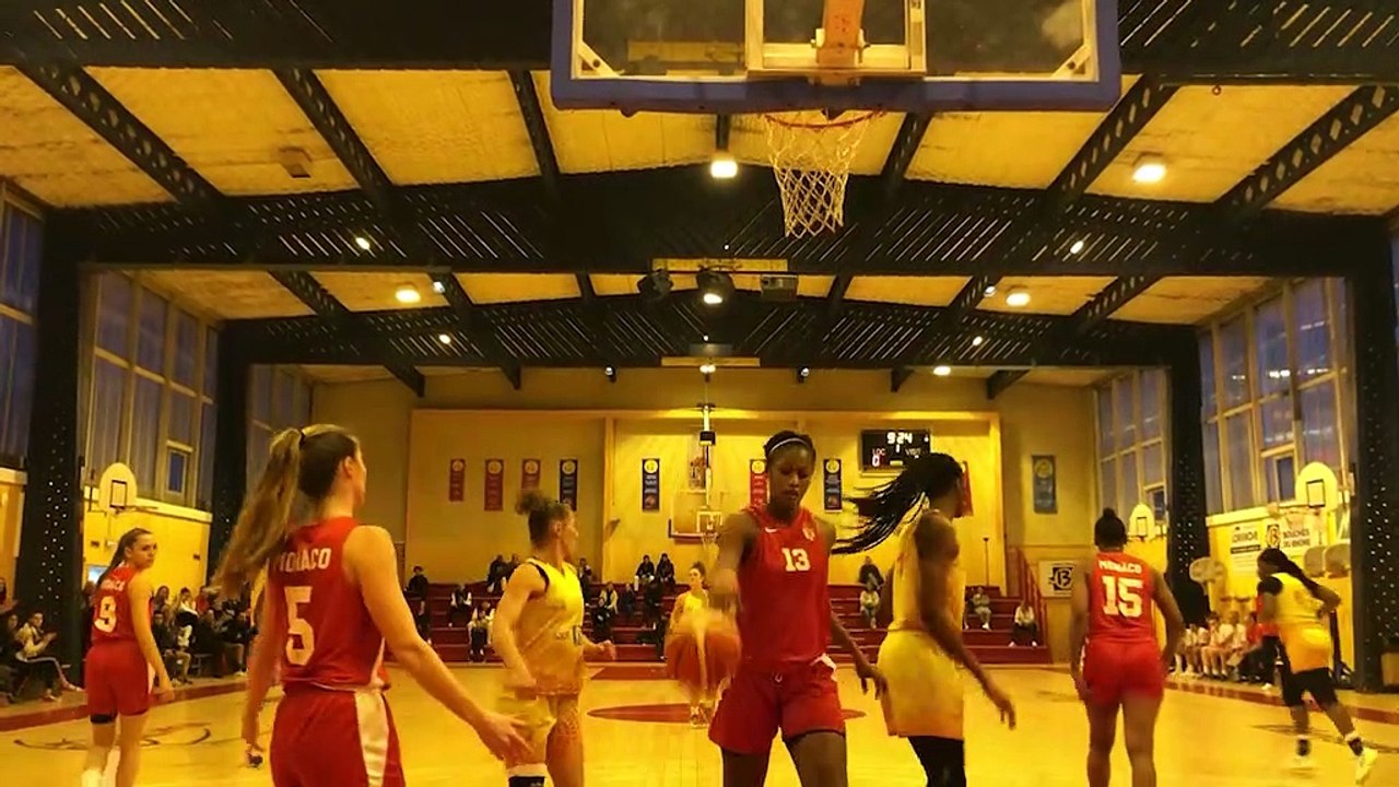 Images maritima: des paniers du match Martigues Sport Basket - Monaco