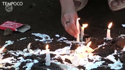 Ratusan Lilin Terangi Pemakaman Massal Korban Longsor di Flores Timur