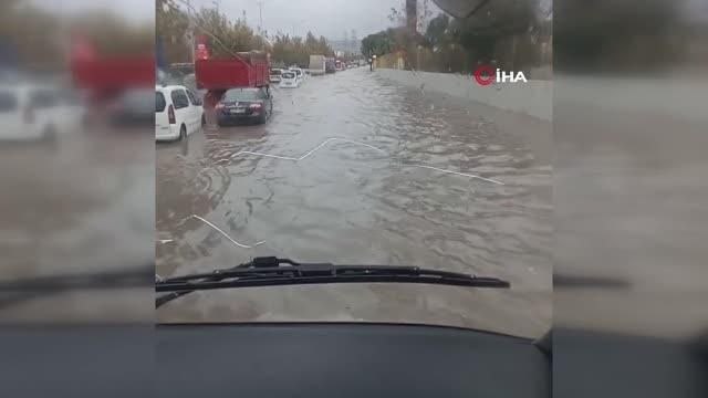 Bornova'da sel suları otomobili böyle sürükledi, iş yerlerini su bastı