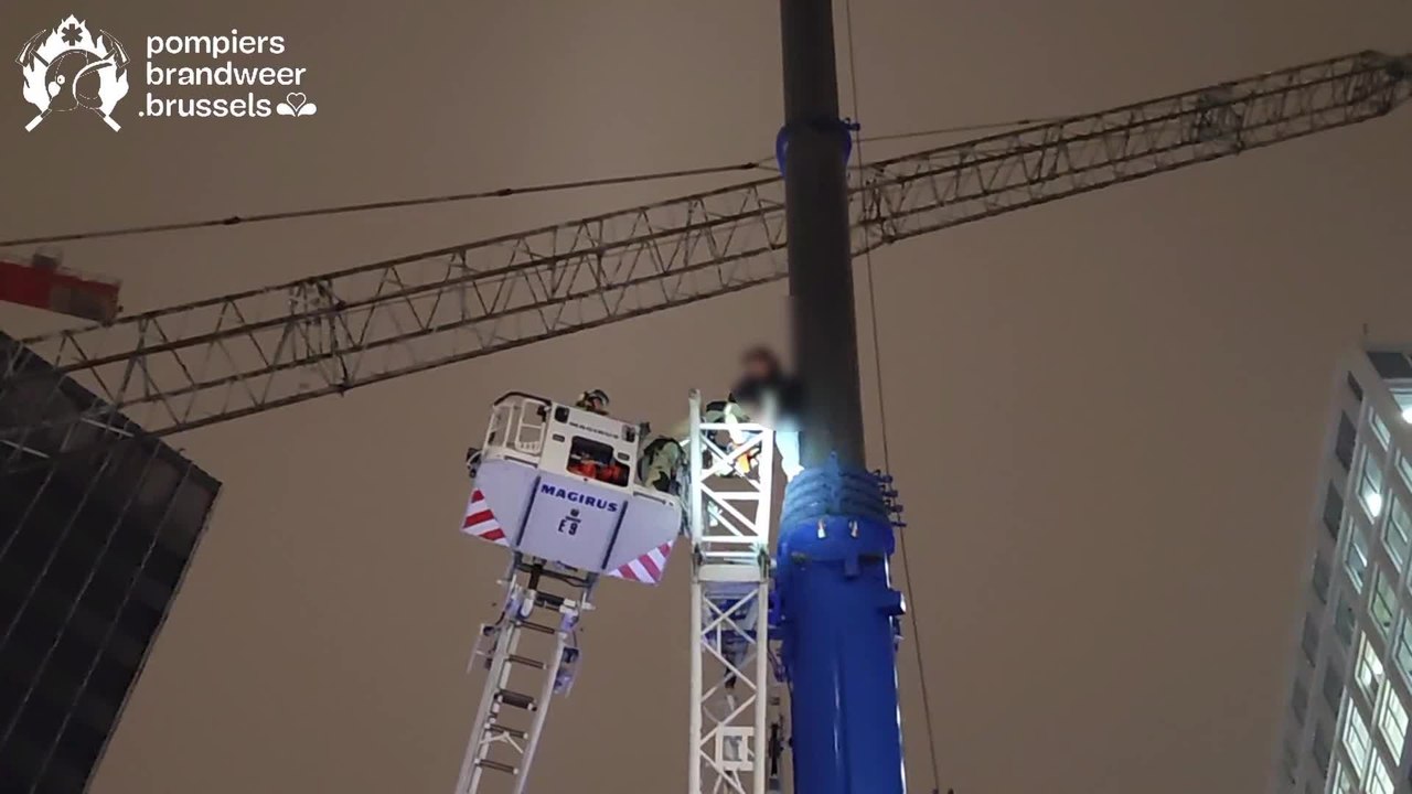 Un homme monte dans une grue place de Brouckère par peur de représailles : les pompiers abattent un arbre pour faire passer les échelles