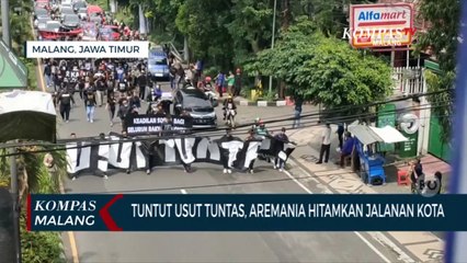 Aremania Hitamkan Jalanan Kota Malang
