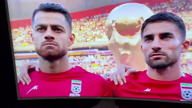 لاعبو إيران يصمتون خلال عزف النشيد الوطني قبل مواجهة إنجلترا