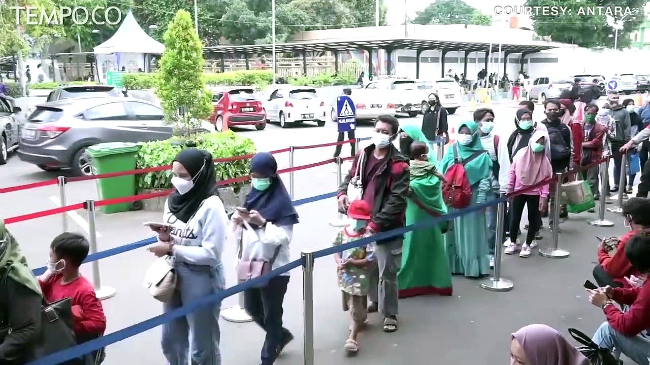 Menjelang Larangan Mudik, Stasiun Pasar Senen Padat Penumpang