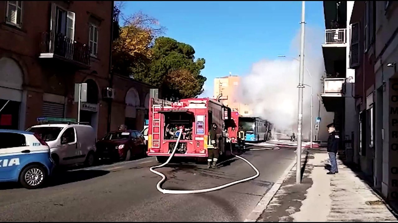 Bus a fuoco a Macerata