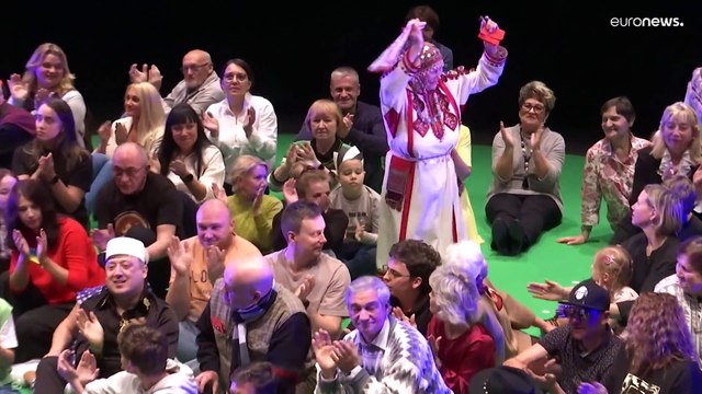 Нарва выходит на сцену