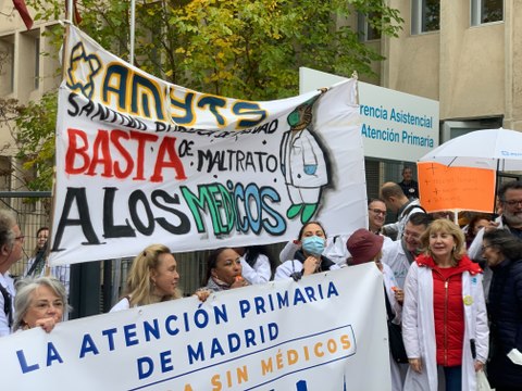 Hasta aquí hemos llegado : Médicos de familia y pediatras inician una huelga indefinida en Madrid