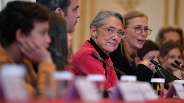 Elisabeth Borne préside un Conseil des ministres des enfants