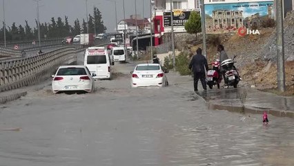 Kuşadası'nda sağanak yağış etkili oldu, yollar göle döndü