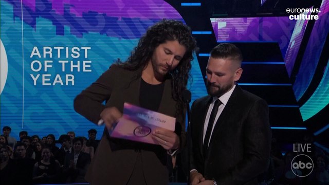 Taylor Swift gives emotional speech on re-recordings after winning big at AMAs