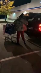 Il filme les pires voleurs à la sortie d'un supermarché