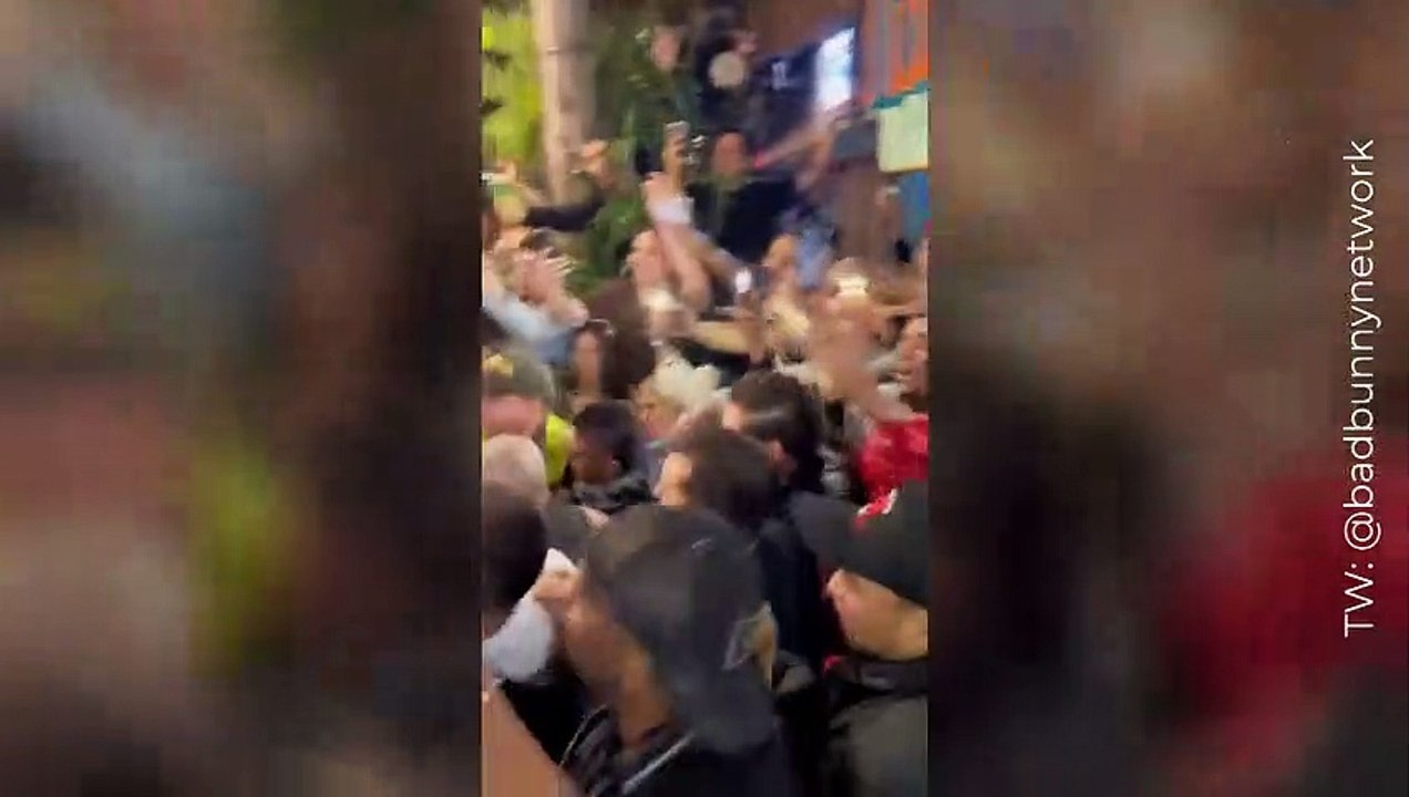 El beso con una mujer, el baile con un hombre y los tropeles que dejó la visita de Bad Bunny en Colombia
