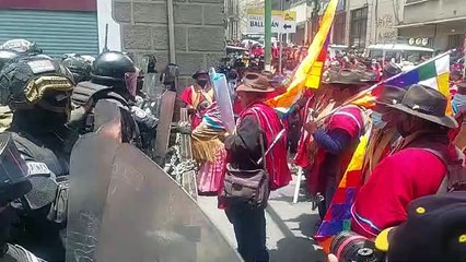 Marcha de Ponchos Rojos es gasificada al llegar al centro paceño en demanda de un pliego de 41 puntos