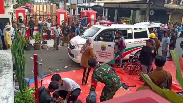 Los equipos de rescate trabajan contra reloj en Java tras un terremoto de magnitud 5.6