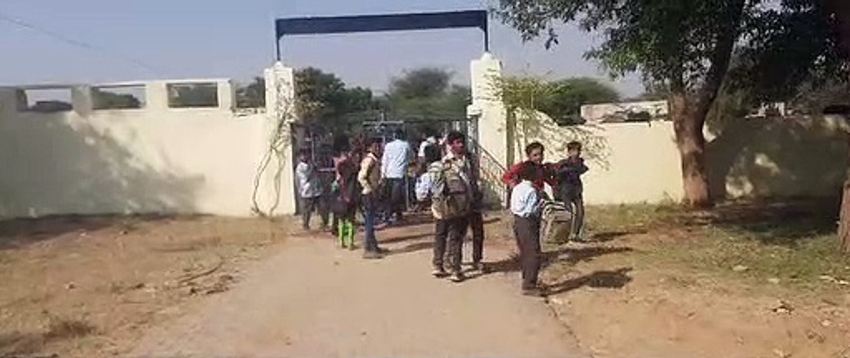 शिक्षा के मंदिर पर ग्रामीणों ने लगाया ताला, तीन शिक्षक हटाए