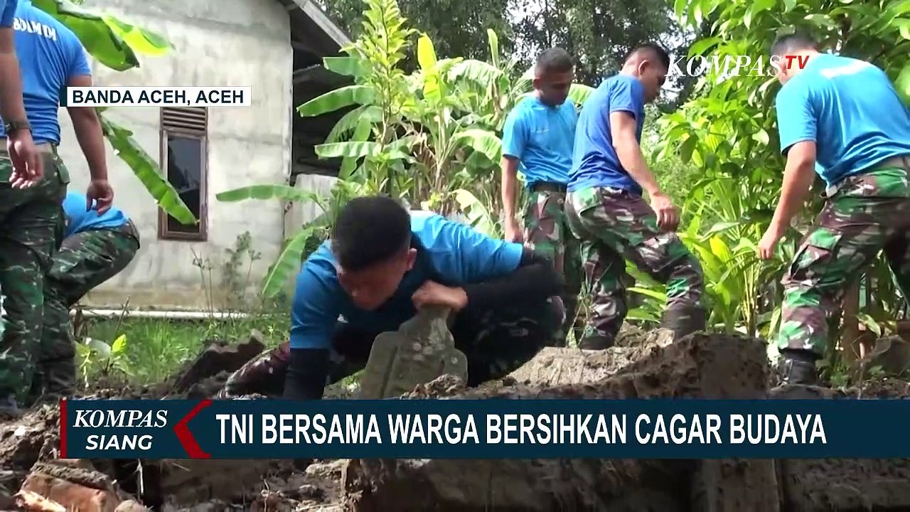 TNI Bersama Warga Bersihkan Cagar Budaya Pening...