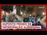 Intervenção alienígena? Manifestantes fazem sinais de luz para o céu e viram meme