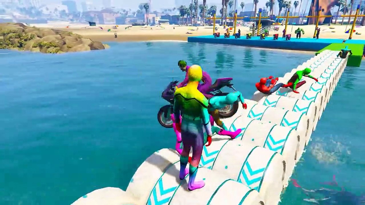 الرجل العنكبوت على دراجة نارية ضد العناكب  - Spiderman on a motorcycle against multi-colored spiders