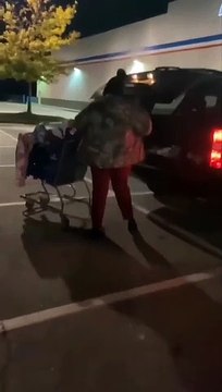 Il filme les pires voleurs à la sortie d'un supermarché