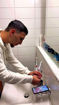 Quand tu éclabousses ton smartphone de gouttes d'eau