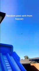 piscina de plástico volando por los cielos