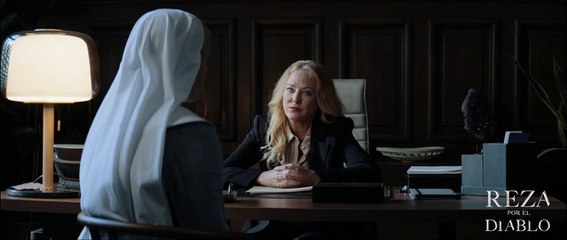 Reza por el diablo Tráiler
