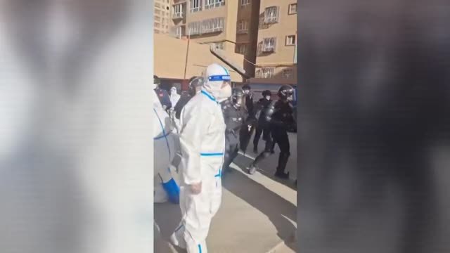 El hartazgo por las restricciones sanitarias desemboca en protestas contra el régimen chino