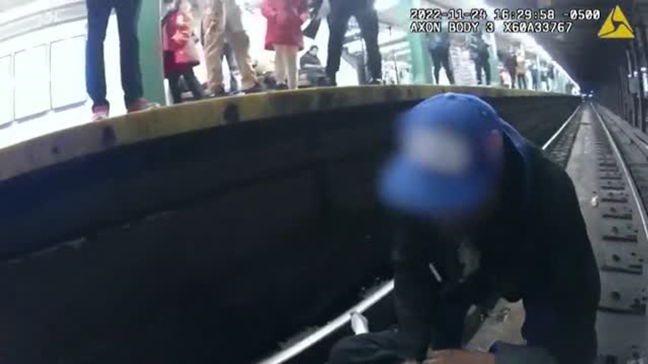 Policías de Nueva York salvan in extremis a un hombre de las vías del metro