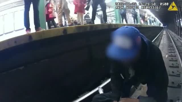 Policías de Nueva York salvan in extremis a un hombre de las vías del metro