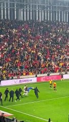 İzmir derbisinde holigan terörü: Sahaya sopayla indi