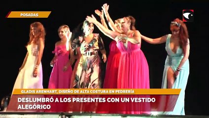 Deslumbró a  los presentes  con un vestido alegórico