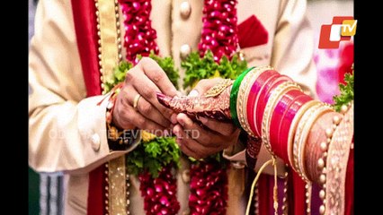 Girlfriend  arrives at police station to stop  Boyfriend's marriage