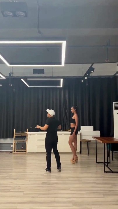 Hoa hậu Ngọc Châu trong buổi huấn luyện catwalk đầu tiên tại Philippines