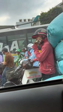 Thương chị công nhân ăn vội cái bánh trong lúc chờ đèn đỏ: Mong cho tết được ấm no