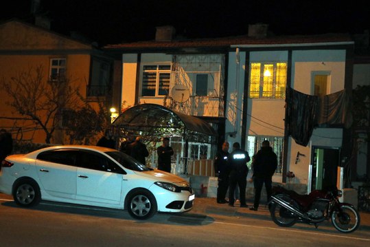 Yolda yürürken pompalı tüfekle vuruldu