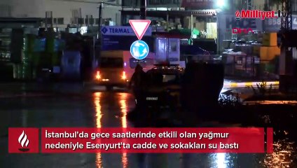 Esenyurt'ta sokakları su bastı! Otomobilde mahsur kalan vatandaş çekici ile gitti