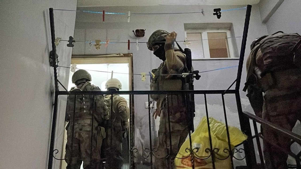 Sahte parayla dolandırıcılık yaptıkları öne sürülen 16 zanlıya operasyon