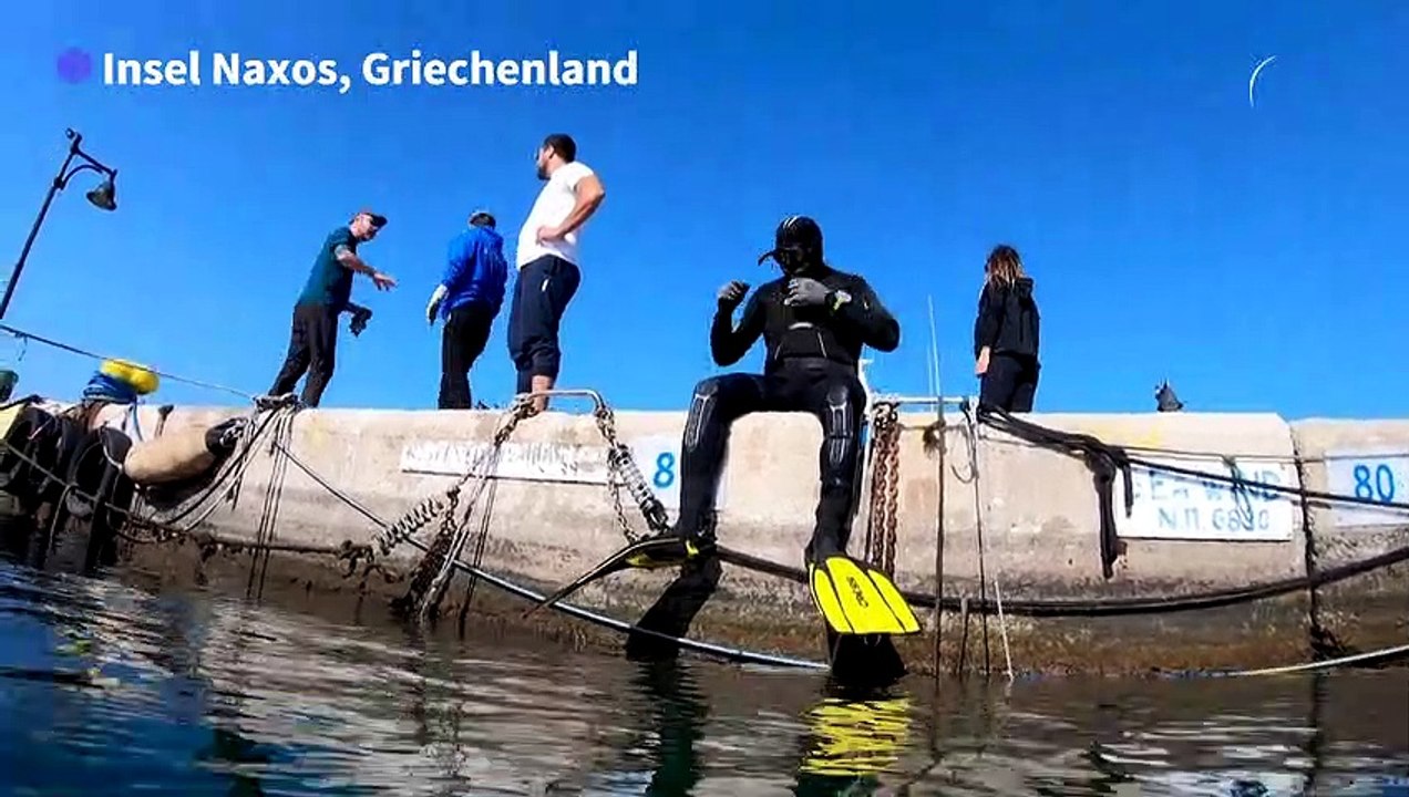 Mülltaucher an der malerischen Ägäisküste