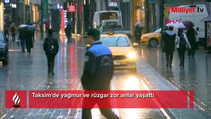 Taksim'de yağmur ve rüzgar zor anlar yaşattı