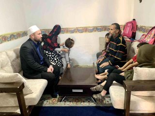 Göçmen ailenin harabe haldeki evini yenileyerek umut oldu