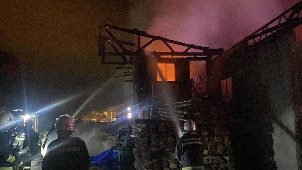 Kereste fabrikası alev alev yandı