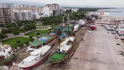 Mersin'de iyi bir sezonu geride bırakan turizmciler, teknelerini bakım için kıyıya çekti