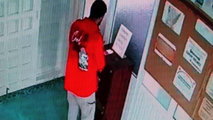 Sakız yapıştırdığı telle, cami kasasından paraları böyle çaldı