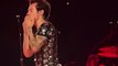 Le chanteur Harry Styles se prend un objet dans la figure en plein concert à Los Angeles - La séquence a été filmée par les spectateurs - Regardez