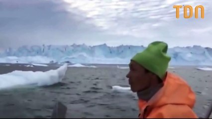 Ce bateau tente d'échapper à une vague gigantesque