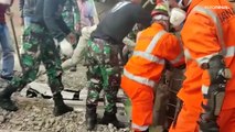 Equipas de socorro procuram sobreviventes ao sismo em Java
