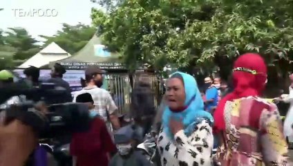 Dilarang Ziarah, Peziarah Ngamuk Buka Paksa Gerbang TPU Tegal Alur