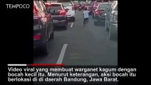 Viral Aksi Heroik Bocah Buka Akses Jalan Ambulans di Tengah Kemacetan
