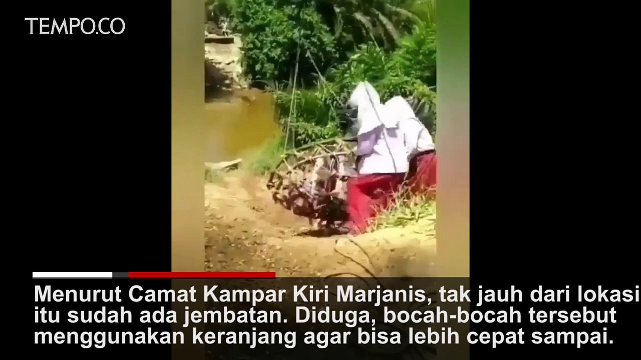 Viral Bocah SD Sebrangi Sungai dengan Bergelantungan, Ini Faktanya