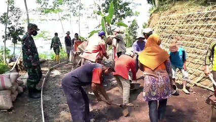 TNI Perbaiki Jalan Desa, Permudah Petani Angkut Panen Kopi